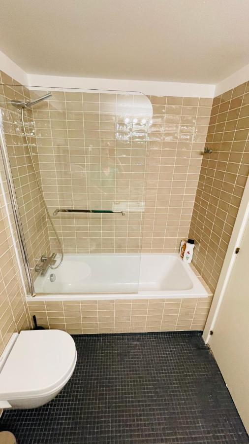 Lux Apartament Салоу Екстер'єр фото